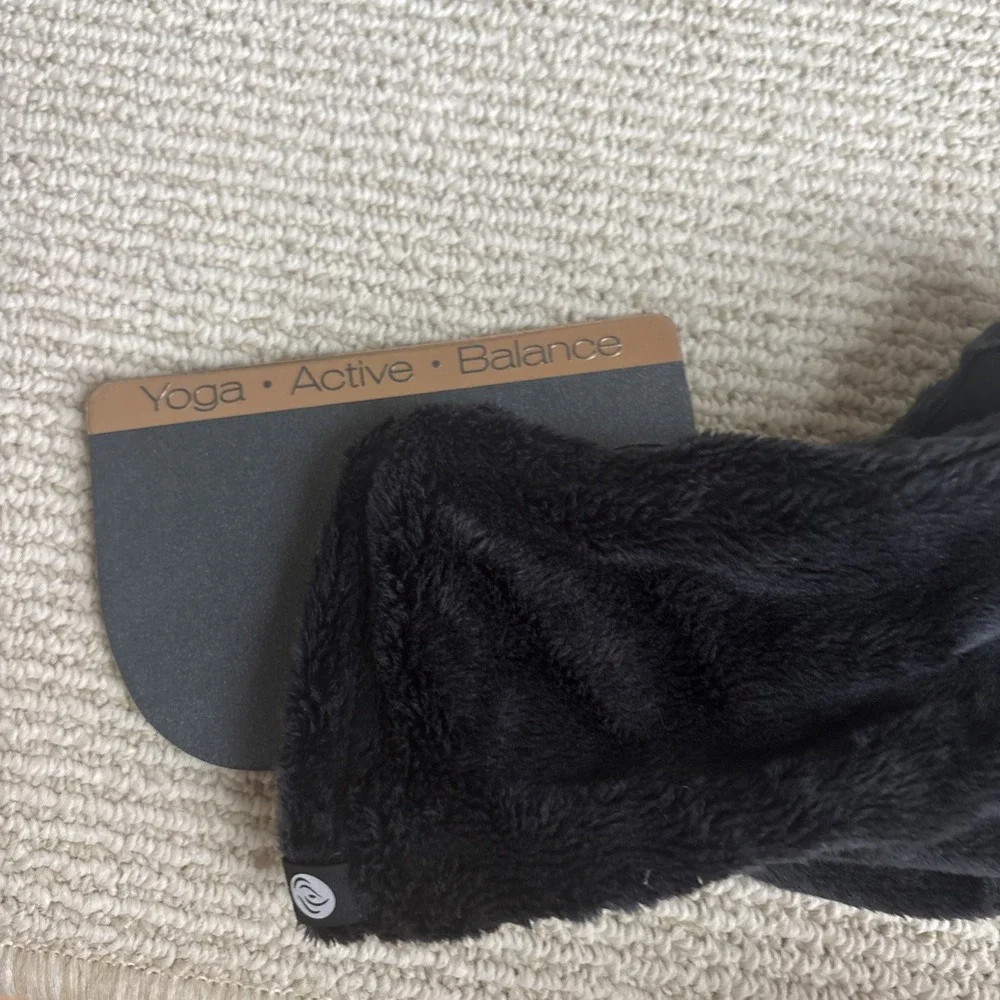 NWT Apana Cold Weather Active Black Fleece Touch Gloves S/M $24